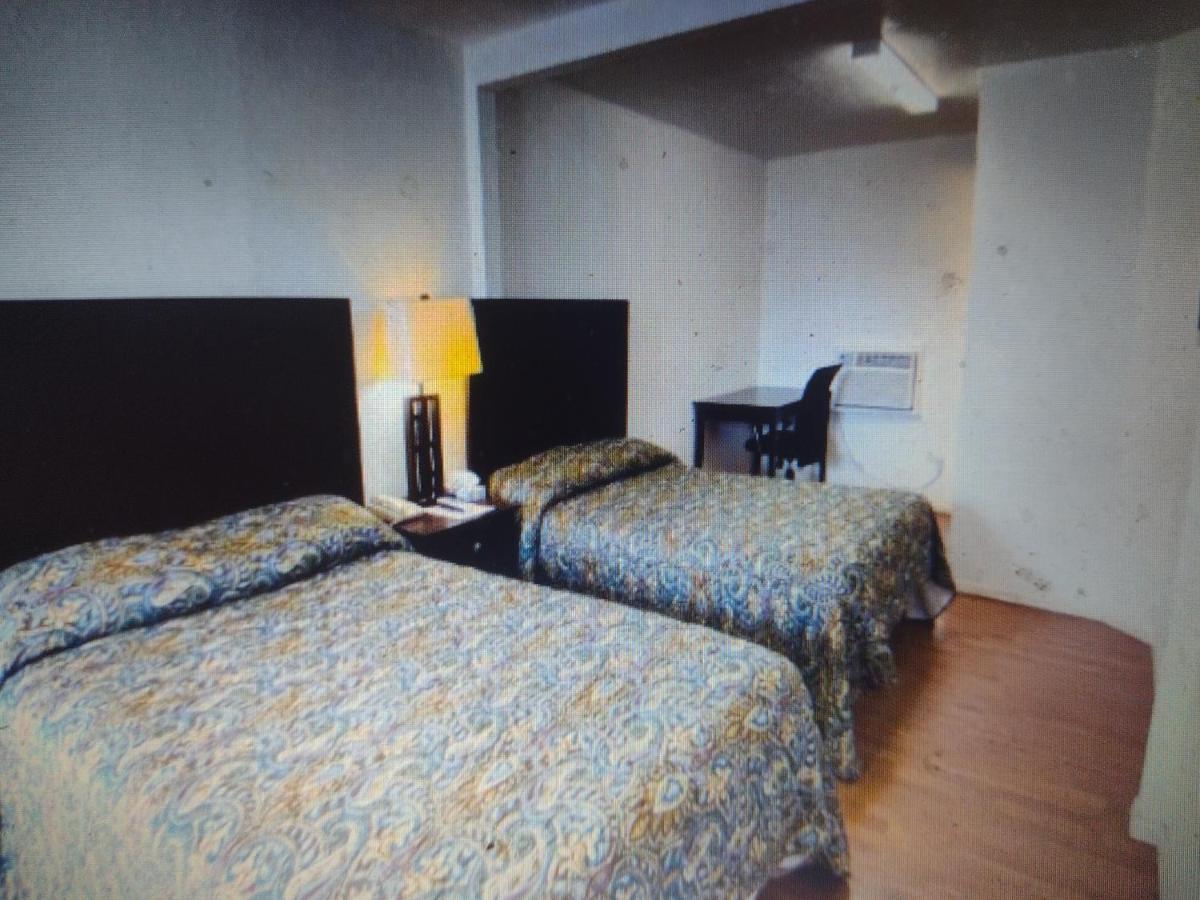 Budget Inn & Suites -Super-Ice Cold Spotless Rooms- Door-To-Door Lit Parking & Lowest Price Plus Hbo Max,Spanish Tv, Internet Free!! Freer Exteriör bild