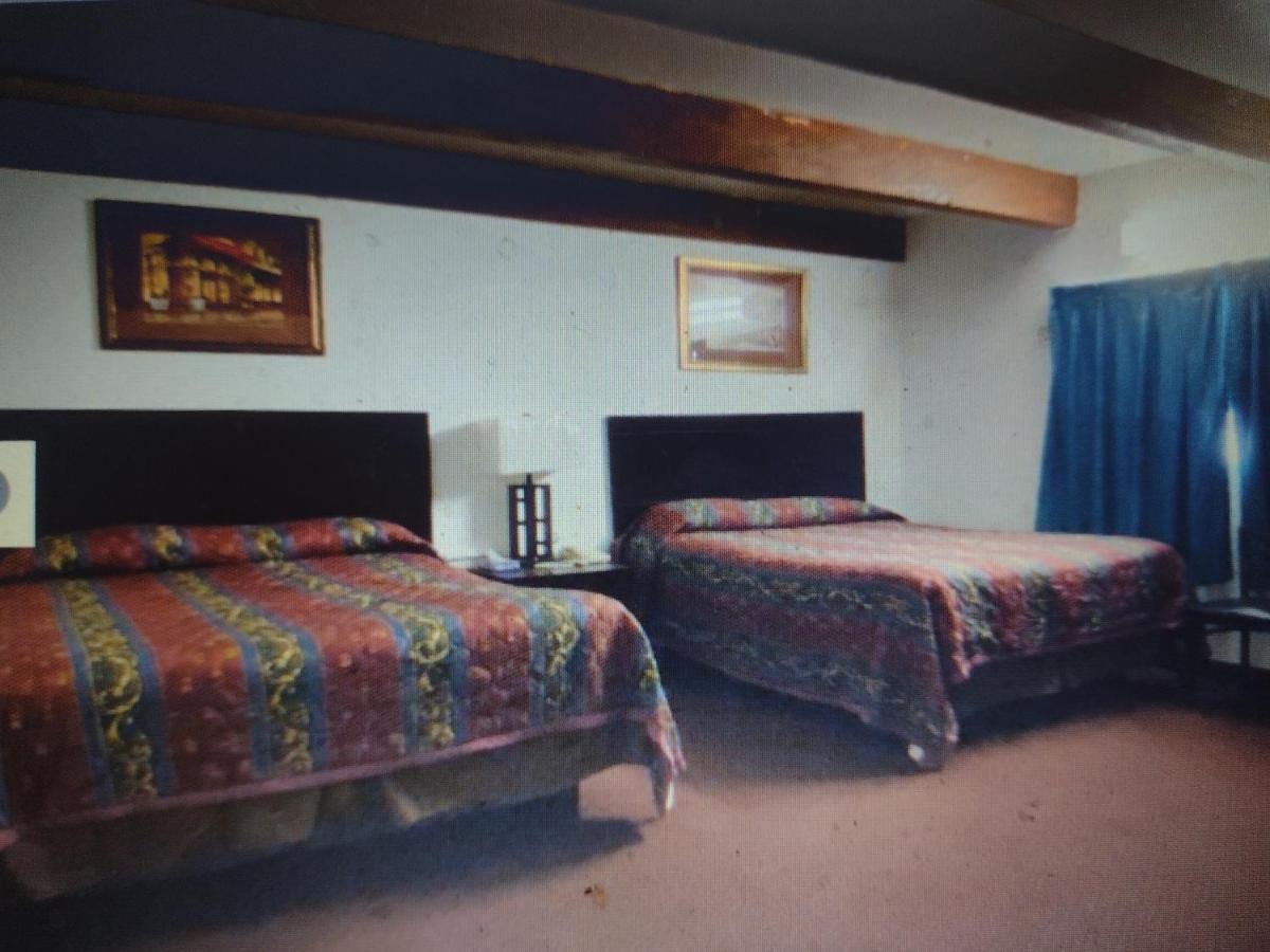 Budget Inn & Suites -Super-Ice Cold Spotless Rooms- Door-To-Door Lit Parking & Lowest Price Plus Hbo Max,Spanish Tv, Internet Free!! Freer Exteriör bild